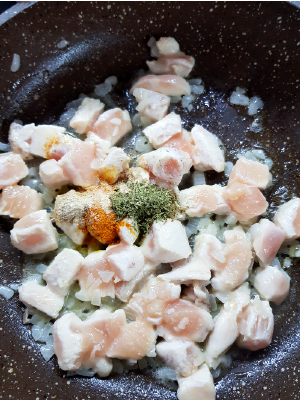 افزدون چاشنی به پاستا آلفردو