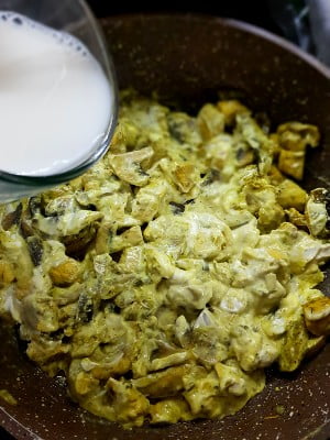 مراحل افزودن شیر به پاستا آلفردو