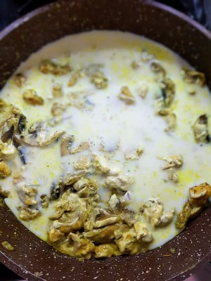 افزودن شیر برای سس پاستا آلفردو