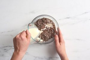 آب شدن شکلاتها با خامه گرم شده