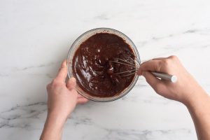 هم زدن خامه و شکلات