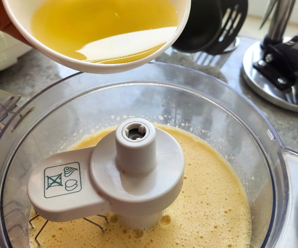 افزودن روغن در تهیه کیک باقلوا