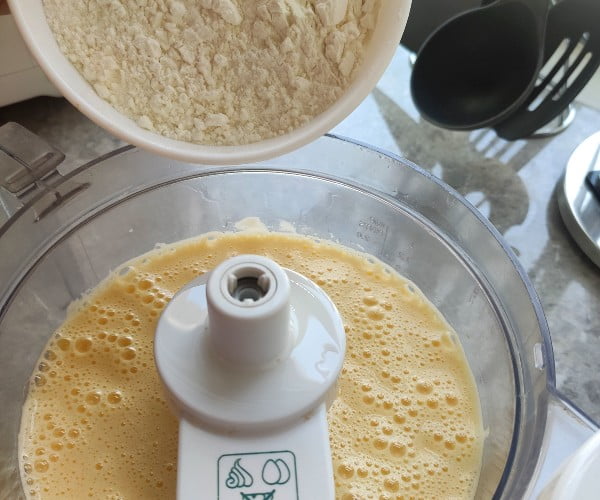 افزودن آرد به مواد کیک باقلوا