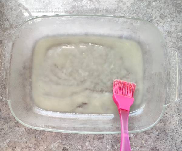 روغن پاشی کف ظرف برای تهیه کیک باقلوا