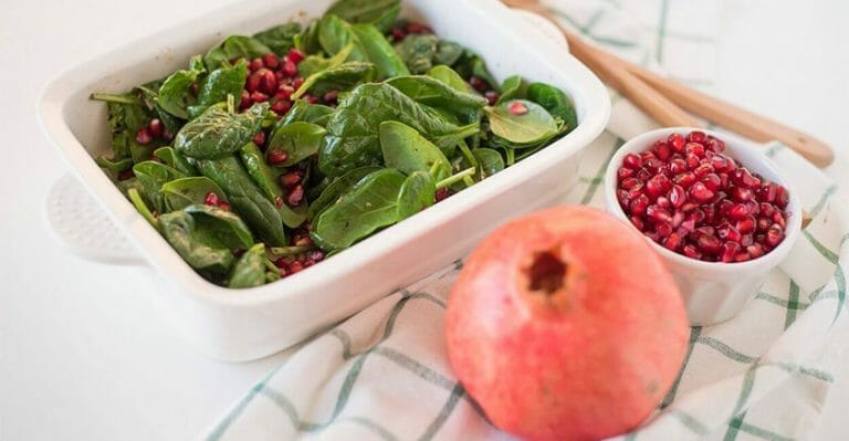 طرز تهیه سالاد اسفناج و انار