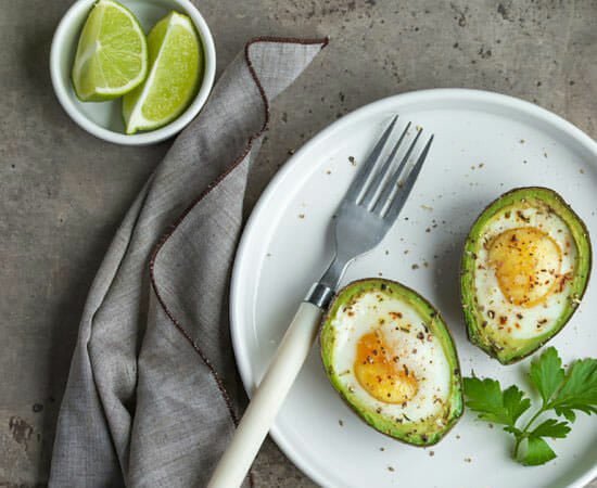 طرز تهیه نیمرو طرز تهیه تخم مرغ در آووکادو