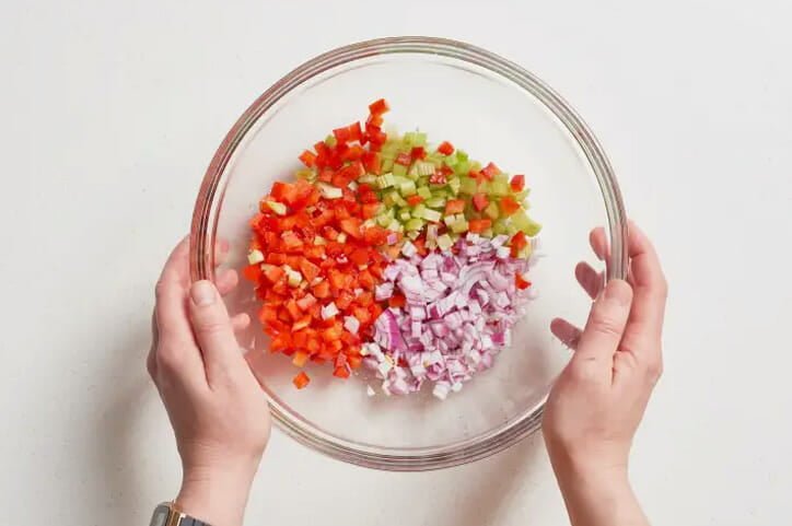 مرحله-2 طرز تهیه سالاد ماکاونی با تن ماهی و پیاز (مرحله به مرحله با عکس)