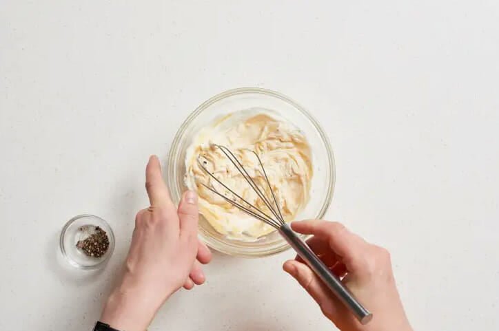 مرحله-4 طرز تهیه سالاد ماکاونی با تن ماهی و پیاز (مرحله به مرحله با عکس)