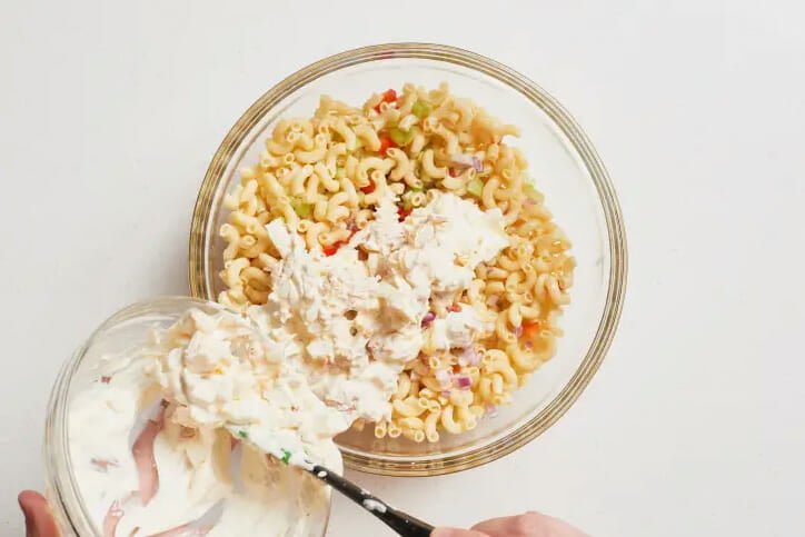 مرحله-1 طرز تهیه سالاد ماکاونی با تن ماهی و پیاز (مرحله به مرحله با عکس)