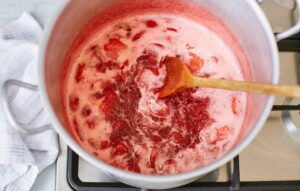 مرحله دوم تهیه مربا توت فرنگی