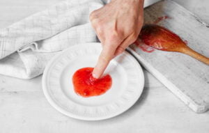 تست کردن مربا توت فرنگی