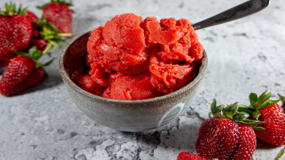 شربت توت فرنگی خانگی