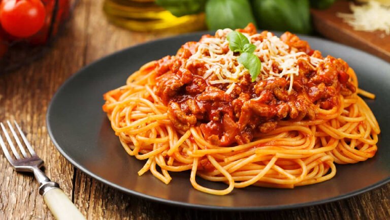 پاستا خانگی با سس گوجه