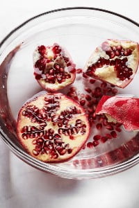 دانه کردن انار در آب-2