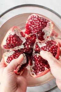 دانه کردن انار در آب-4