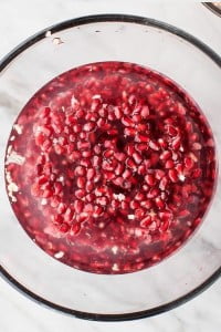دانه کردن انار در آب-3