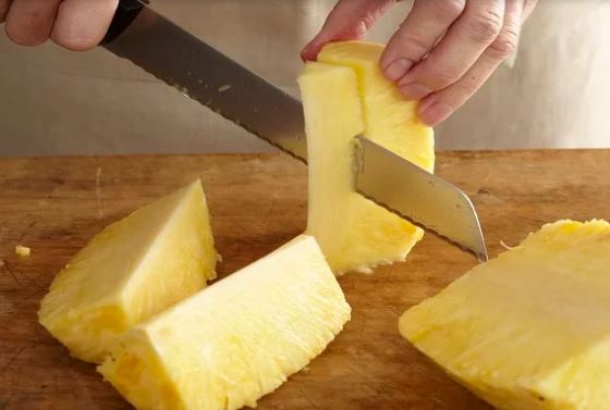 هسته آناناس را جدا کنید