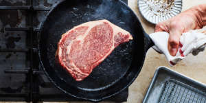 پخت استیک در ماهیتابه