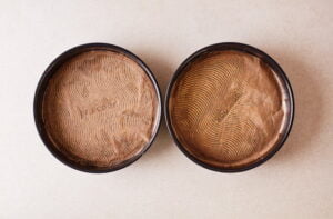 مرحله اول پخت کیک شکلاتی