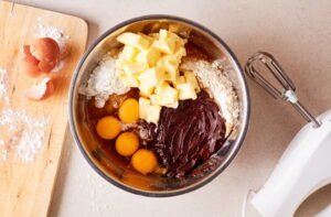 مرحله دوم تهیه کیک شکلاتی