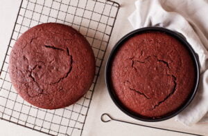 مرحله سوم پخت کیک شکلاتی