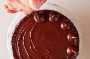 خامه زدن روی کیک شکلاتی