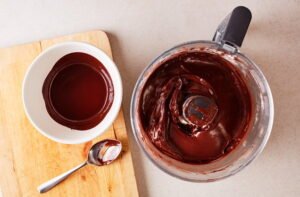 هم زدن خامه قنادی شکلاتی