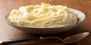 طرز تهیه پوره سیب‌زمینی ساده با خامه ترش