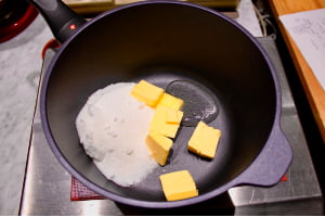 شکر و کره و آب را مخلوط کنید