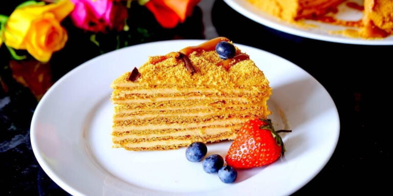 مدوویک کیک عسلی روسی