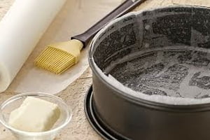 قالب فر را برای کیک اسمارتیز چرب کنید