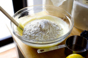 مواد کیک با روکش اسمارتیز را هم بزنید