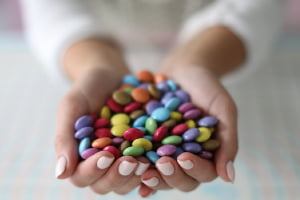 اسمارتیز برای کیک شکلاتی با اسمارتیز