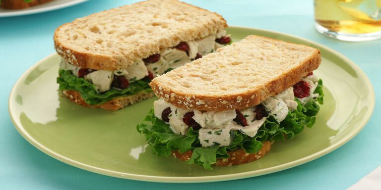 ساندویچ سالاد مرغ
