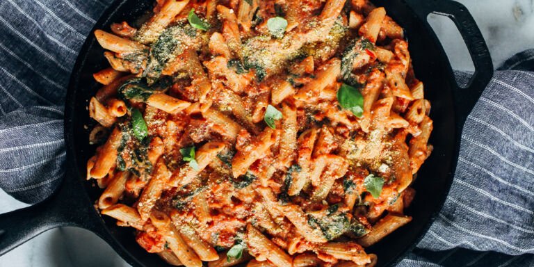 پاستا اسفناج با سس گوجه فرنگی چیلی