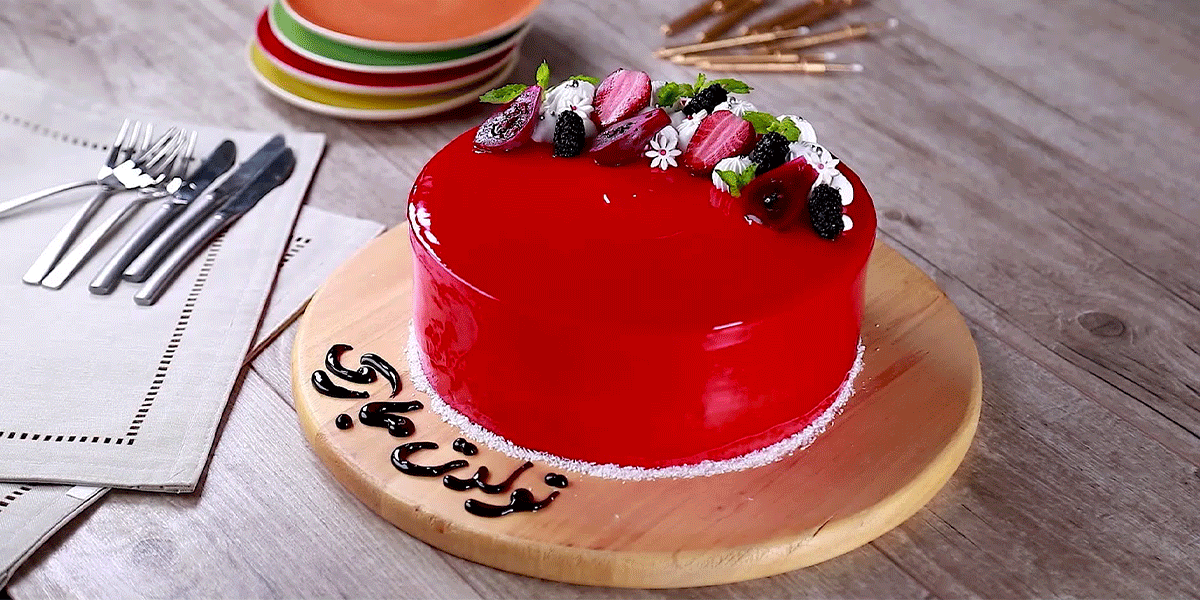 طرز تهیه کیک تولد توت‌فرنگی