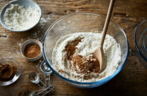 مرحله اول تهیه کیک هویج