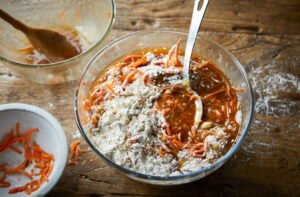 مرحله دوم تهیه کیک هویج