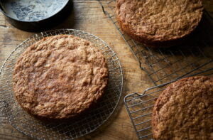 مرحله سوم تهیه کیک هویج