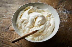 مرحله چهارم تهیه کیک هویج