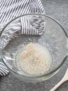 مرحله اول طرز تهیه پیتزا سوسیس کالباس