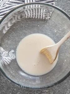 مرحله اول طرز تهیه پیتزا سوسیس کالباس خانگی