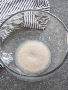 مرحله سوم طرز تهیه پیتزا سوسیس کالباس