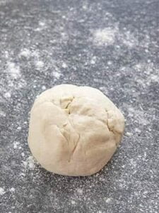 مرحله چهارم طرز تهیه پیتزای سوسیس کالباس