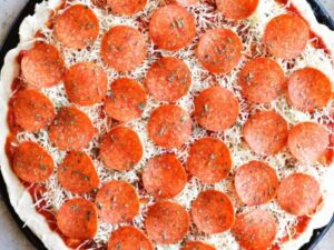 طرز تهیه پیتزای سوسیس و کالباس خانگی با قارچ