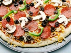 طرز تهیه پیتزای سوسیس و کالباس با قارچ در منزل