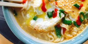 طرز تهیه نودل با پنیر پیتزا