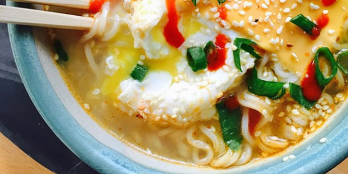 طرز تهیه نودل با پنیر پیتزا