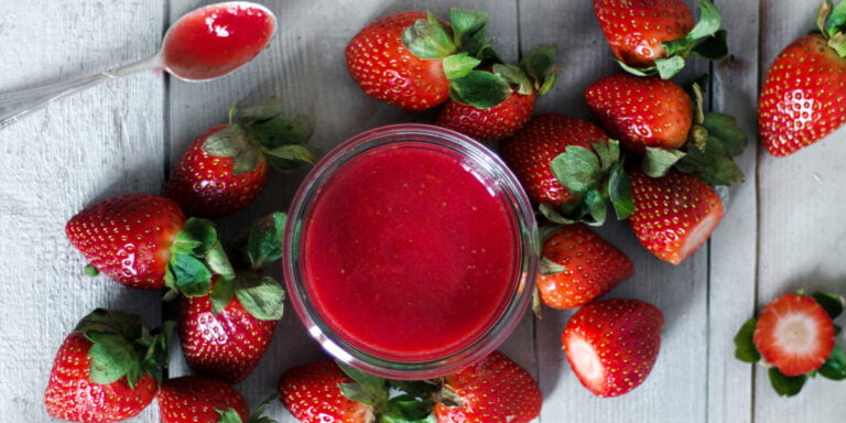 طرز تهیه سس توت فرنگی