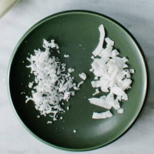 ریز کردن نارگیل برای طرز تهیه شیر نارگیل